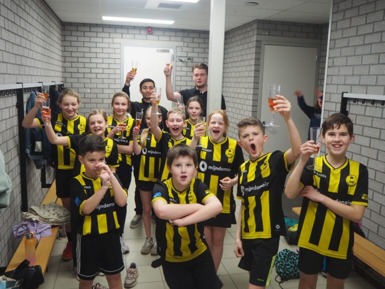 Unieke prestatie D1: Kampioen beide veldcompetities en zaal 2023/2024!