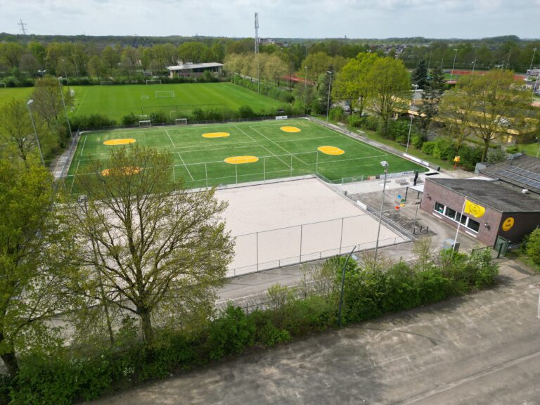 Het nieuwe (beach)veld op het DKB-complex